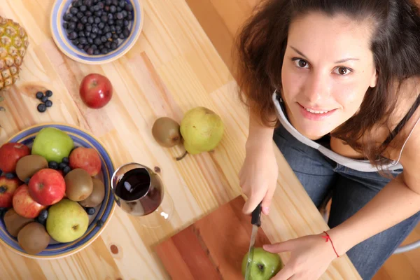 Cutting fruits — Stock Photo, Image