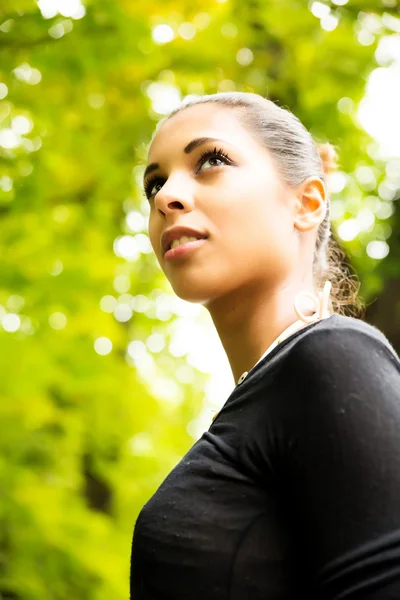 Giovane ragazza nel parco — Foto Stock