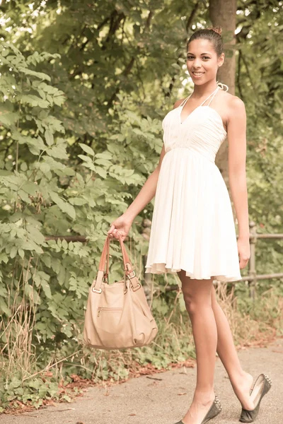 Giovane ragazza nel parco — Foto Stock