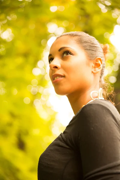 Jeune fille dans le parc — Photo