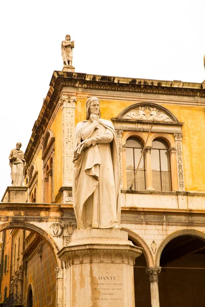 Antik staty i Verona — Stockfoto