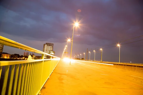 Nachtelijke Bridge in Keulen — Stockfoto