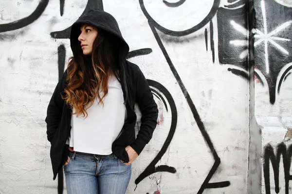 Chica apoyada en una pared — Foto de Stock