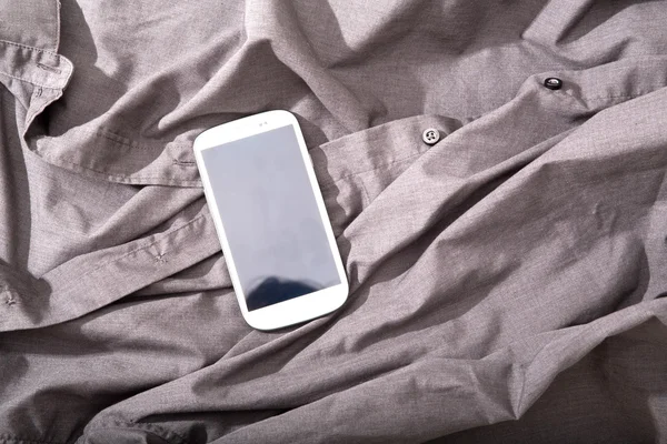 Smartphone em uma camisa — Fotografia de Stock