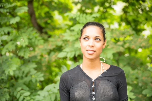 Giovane ragazza nel parco — Foto Stock