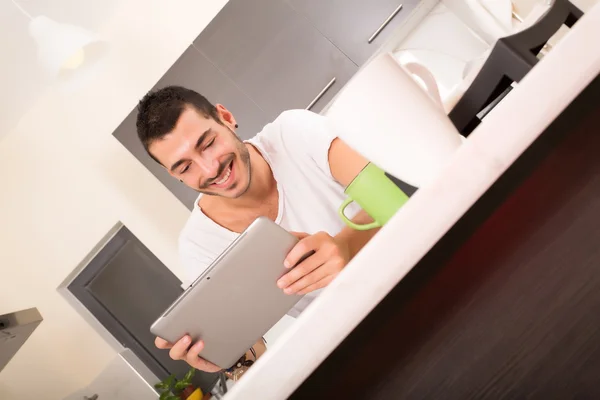 Kaffee und Tablet-PC — Stockfoto