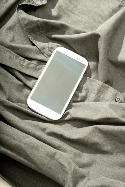 Smartphone sur une chemise — Photo