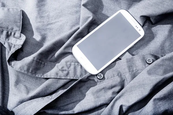 Smartphone en una camisa — Foto de Stock