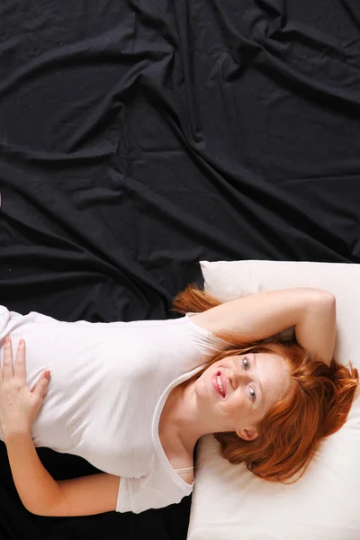 Una joven en la cama — Foto de Stock