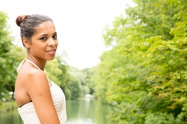 Junges Mädchen im Park — Stockfoto