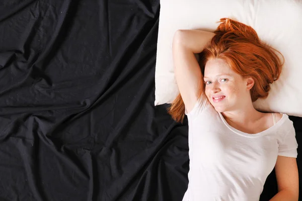 Una joven en la cama — Foto de Stock