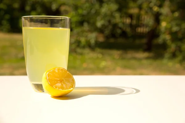 Натуральный лимонад в саду — стоковое фото