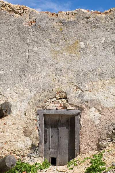 Porte d'une ruine ancienne — Photo