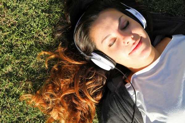 Χαρούμενη με το πάρκο ακούγοντας μουσική — Φωτογραφία Αρχείου