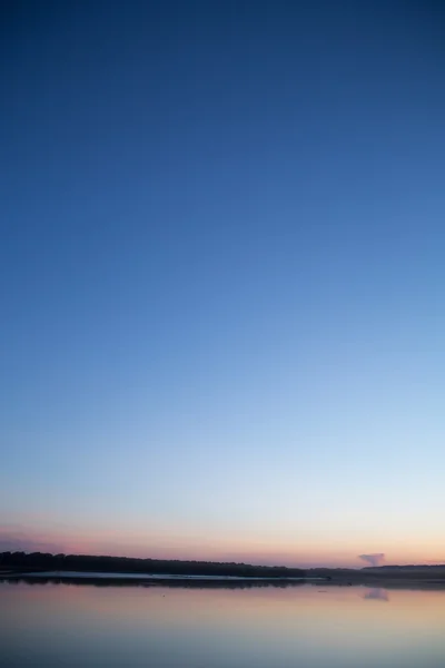 Puesta de sol sobre el lago — Foto de Stock