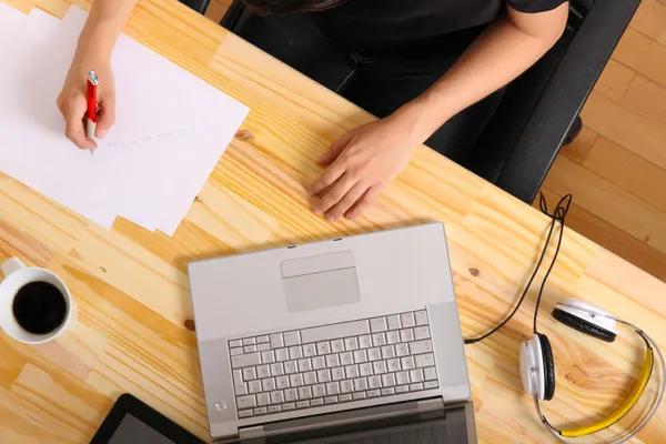 Werken aan een houten bureau — Stockfoto