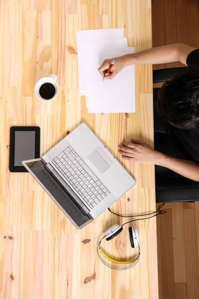 Trabajando en un escritorio de madera —  Fotos de Stock