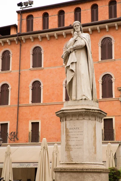 Oud standbeeld in Verona — Stockfoto