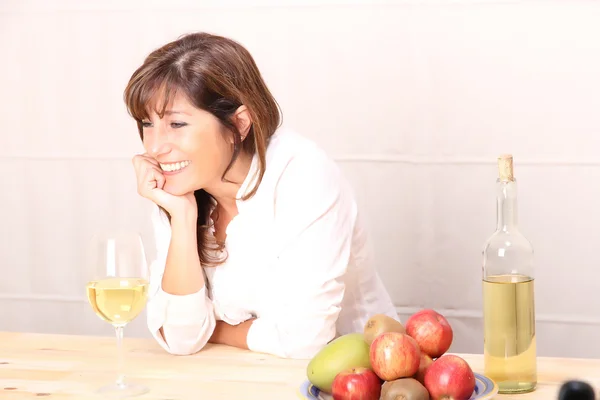 Mulher com vinho branco — Fotografia de Stock