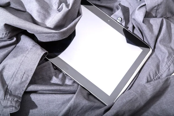 Tablet PC em uma camisa — Fotografia de Stock