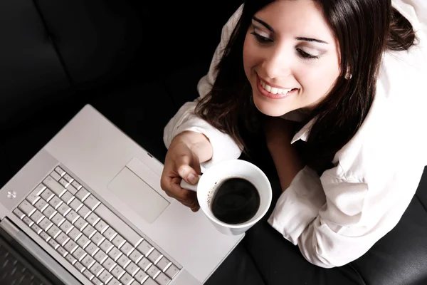 Kaffe och laptop — Stockfoto