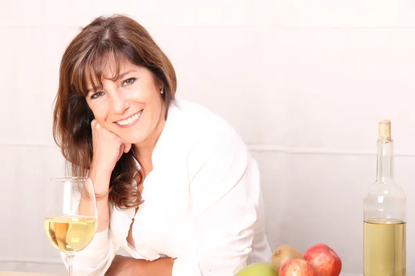 Donna con vino bianco — Foto Stock