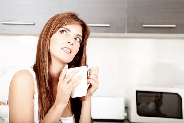 커피를 마시고 있는 젊은 여자 — 스톡 사진