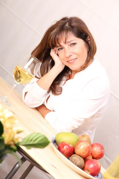 Donna con vino bianco — Foto Stock