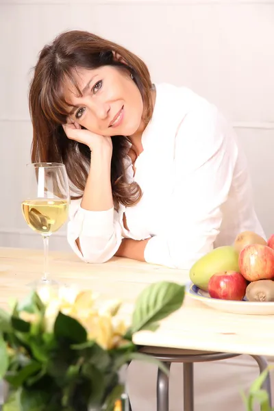 Donna con vino bianco — Foto Stock