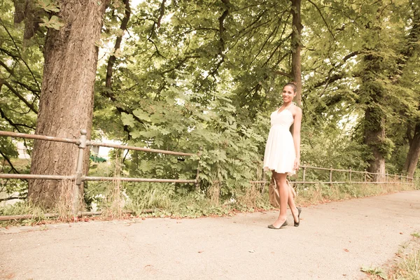 Jeune fille marchant dans le parc — Photo