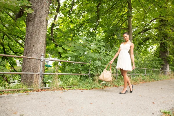 Ung flicka promenader i parken — Stockfoto