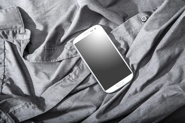 Smartphone auf dem Hemd — Stockfoto