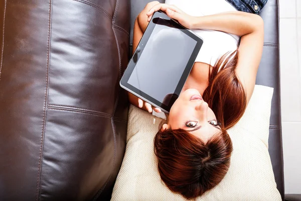 Junge Frau zeigt einen Tablet-PC — Stockfoto