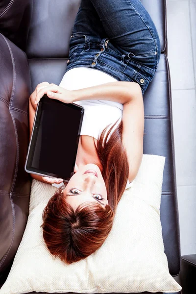 Молодая женщина показывает планшетный компьютер — стоковое фото