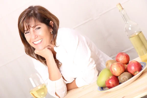 Donna con vino bianco — Foto Stock