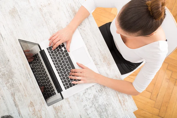 Werken op de laptop — Stockfoto