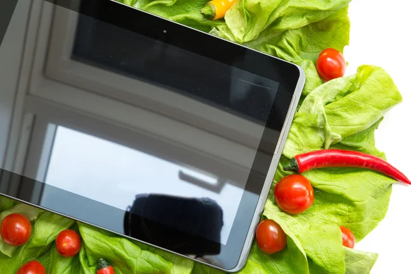 Verdure e un PC Tablet — Foto Stock