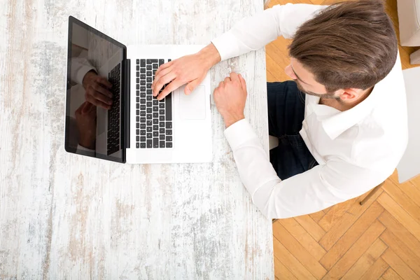 Junger Mann mit Laptop — Stockfoto