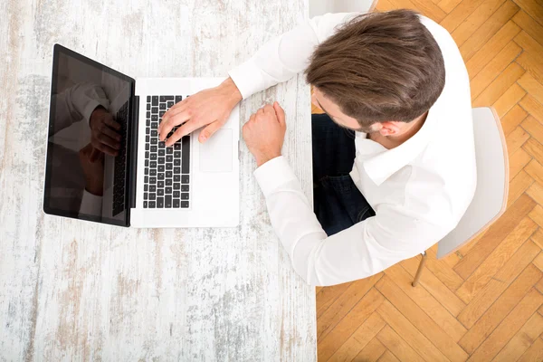 Jovem com um computador portátil — Fotografia de Stock