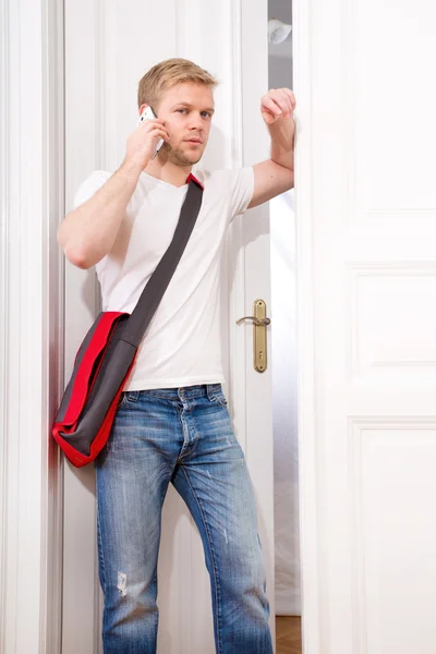 Estudiante ocupado volviendo a casa — Foto de Stock