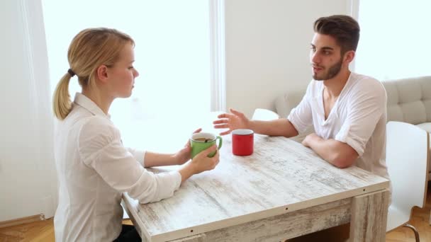 Una joven pareja discute su situación financiera — Vídeo de stock