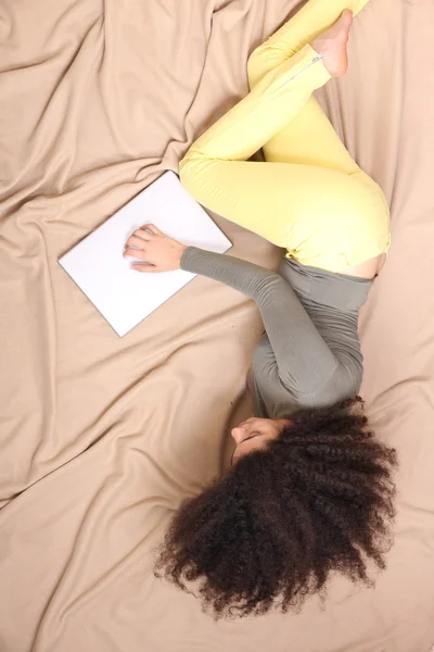 Vrouw met laptop — Stockfoto