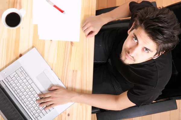 Werken aan een houten bureau — Stockfoto