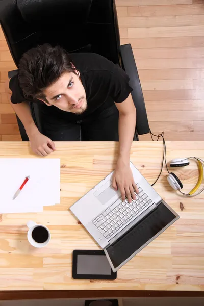 Trabajando en un escritorio de madera — Foto de Stock