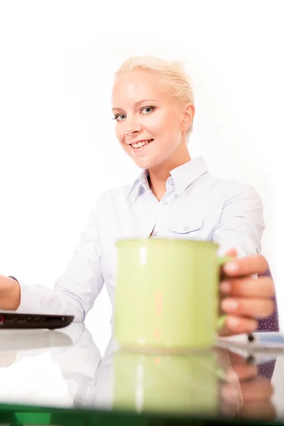 Sekretärin mit einer Tasse Kaffee — Stockfoto