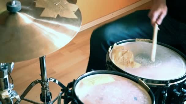 Грає на барабані — стокове відео