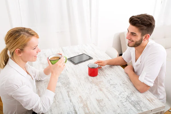 Молодая пара делает перерыв на кофе — стоковое фото