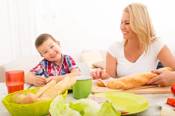 Mutter und Sohn frühstücken zu Hause — Stockfoto