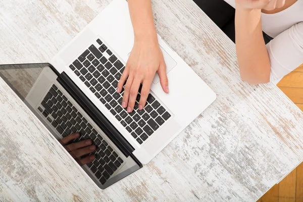 Arbeiten am Laptop — Stockfoto