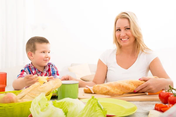 Mutter und Sohn frühstücken zu Hause — Stockfoto